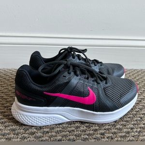 BRAND NEW IN BOX! Women’s NIKE Run Swift 2 Sneakers Size 8.5 Wide
